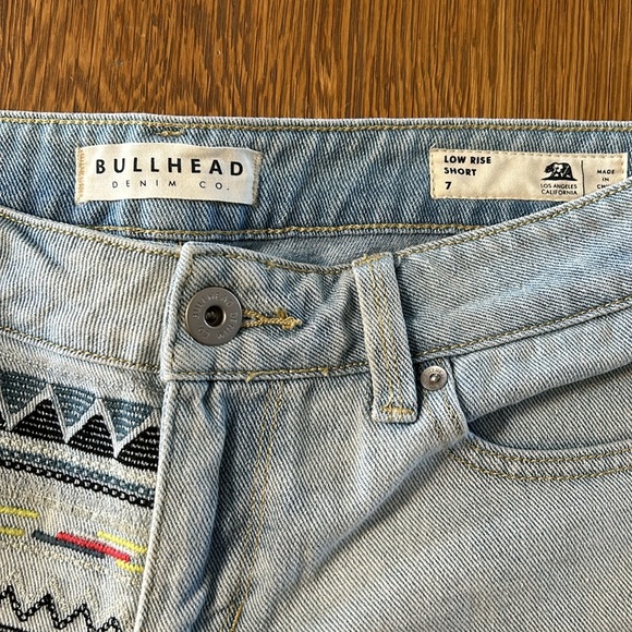 Bullhead size 7 low rise light denim shorts - Picture 2 of 3